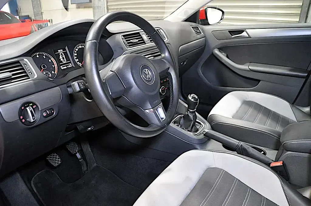 Gebraucht VW Jetta Sport 160 PS (117 kW) 2012 Rot Limousine