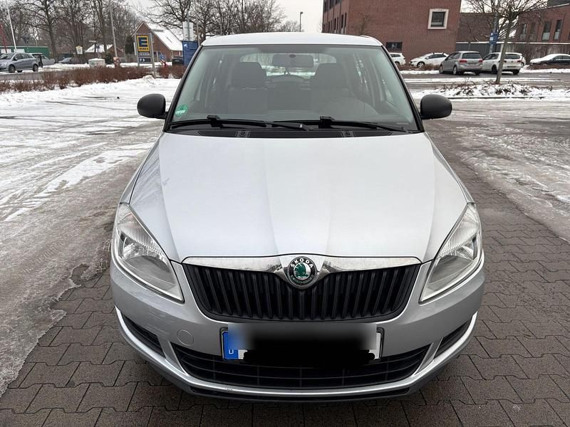 Grau Gebraucht 2011 Skoda Fabia Limousine | 2.950 € (Guter Preis) - Bild 1/4