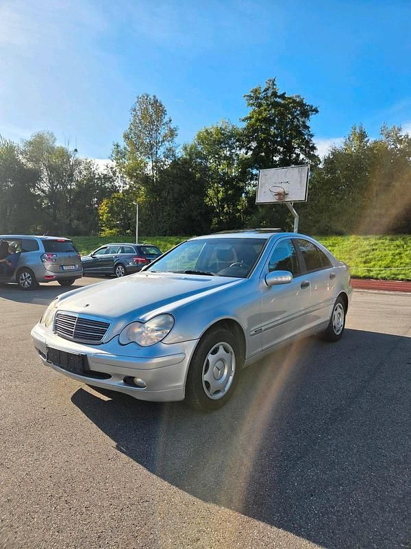 Silber Gebraucht 2004 Mercedes C180 Limousine | 1.890 € (Superpreis) - Bild 1/4