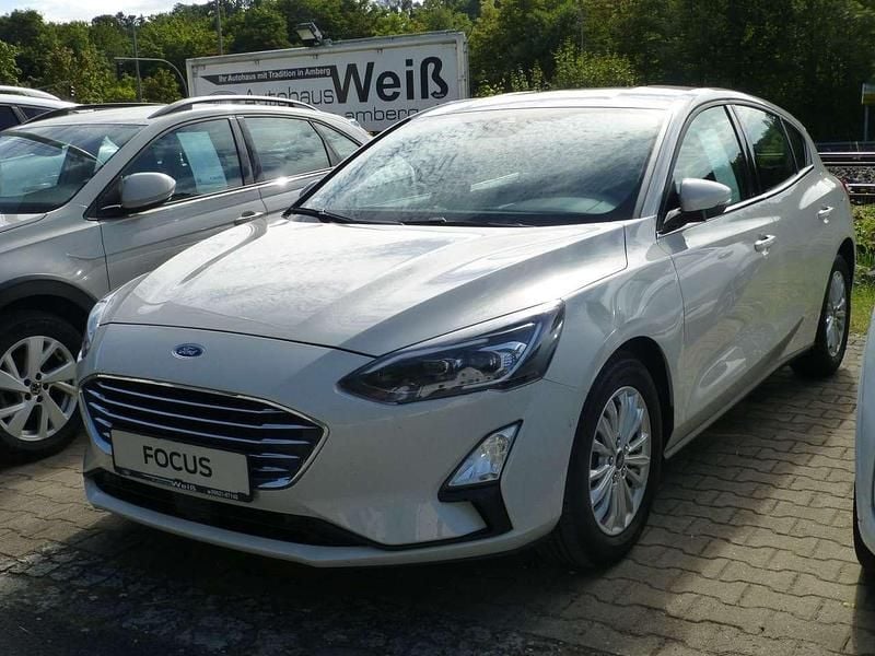Metropolis weiß Gebraucht 2021 Ford Focus Titanium Kleinwagen | 16.790 € (Fairer Preis) - Bild 1/4