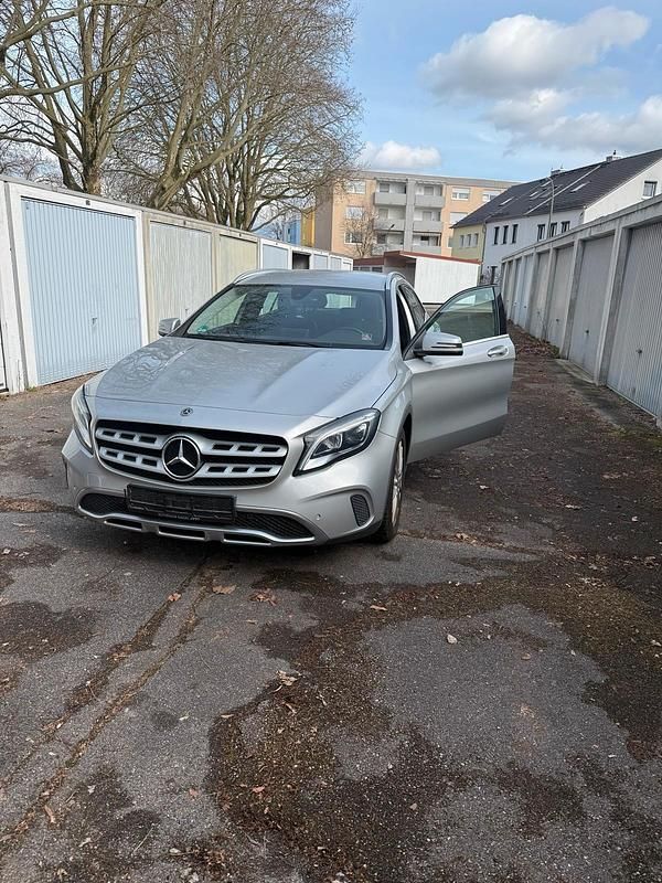 Usata Mercedes GLA200 156 CV (114 kW) 2017 Argento SUV