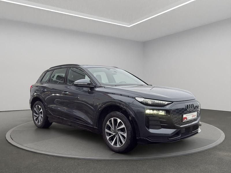 Używany Audi Q6 e-tron Performance 225 kW (306 KM) 2025 Szary SUV