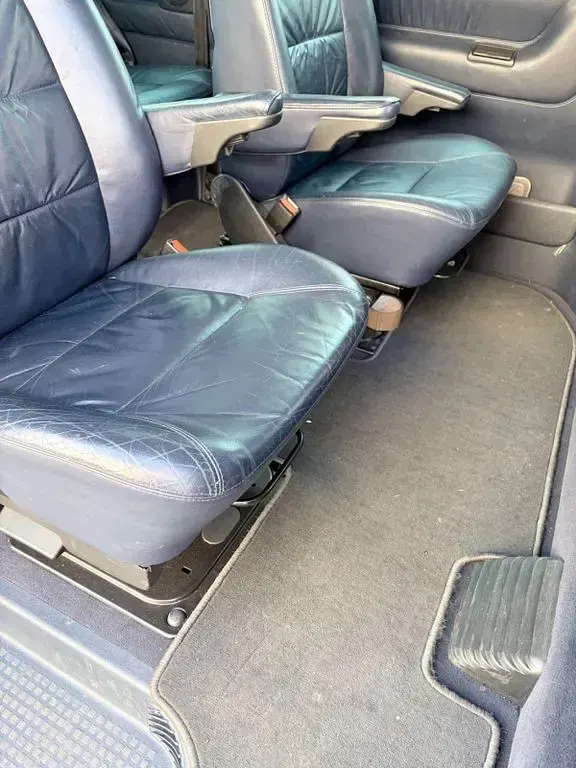Second-hand VW Caravelle 151 CP (111 kW) 2000 Argintiu Van
