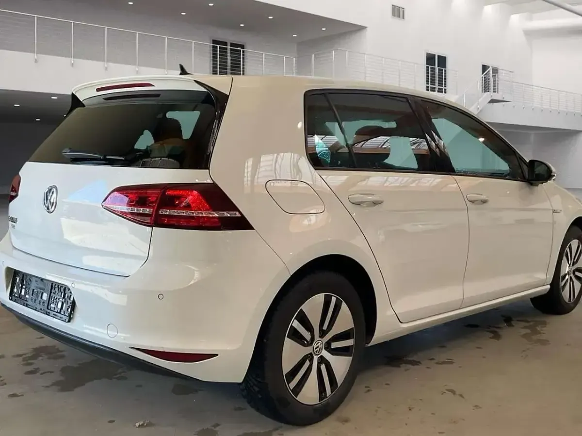 Gebraucht VW e-Golf 85 kW (116 PS) 2016 Pure white Kleinwagen