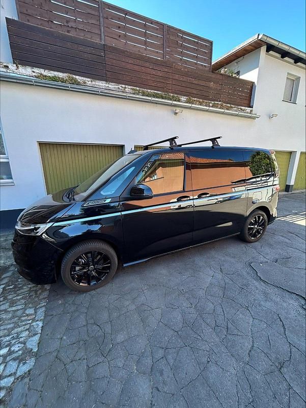 Schwarz Gebraucht 2023 VW Multivan Van / Kleinbus | 50.500 € (Guter Preis) - Bild 1/4