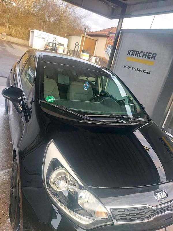 Gebraucht Kia Rio 109 PS (80 kW) 2015 Schwarz Limousine