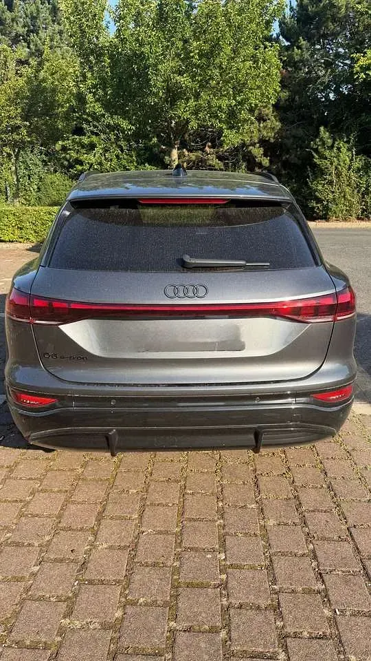 Gebraucht Audi Q6 e-tron Business 225 kW (306 PS) 2026 Grau SUV