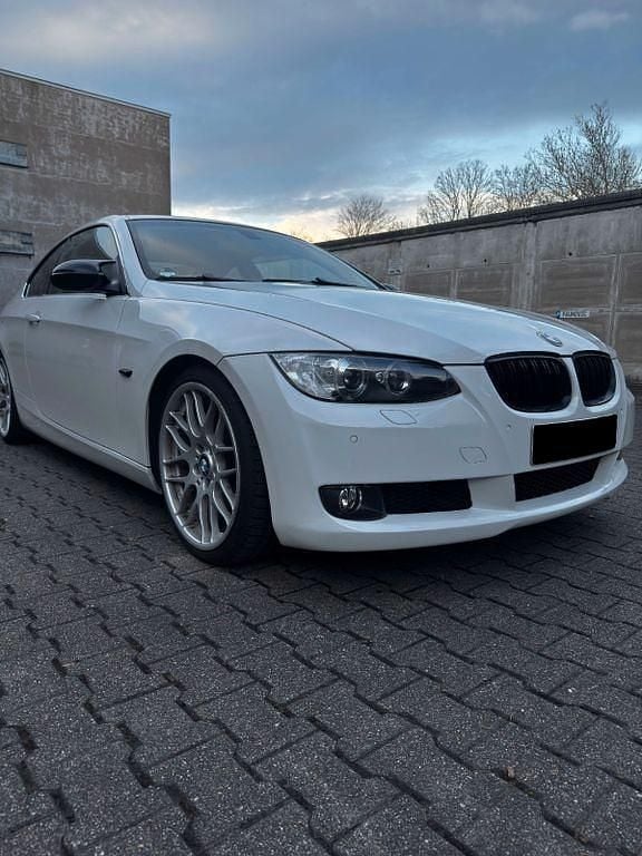 Weiß Gebraucht 2007 BMW 330 Performance Coupé | 9.200 € (Fairer Preis) - Bild 1/4