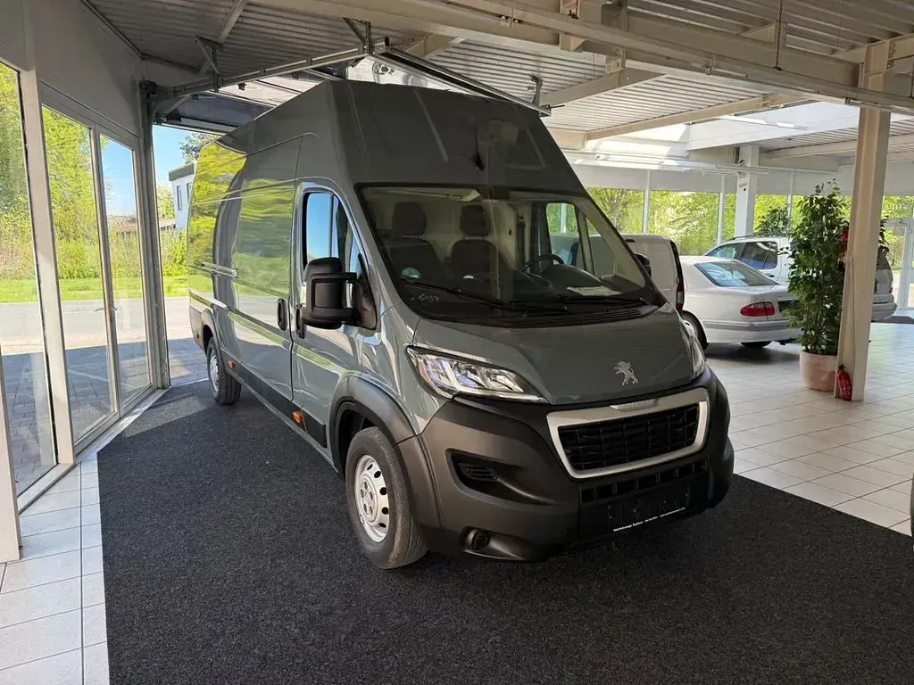 Gebraucht Peugeot Boxer 165 PS (121 kW) 2023 Grau Van