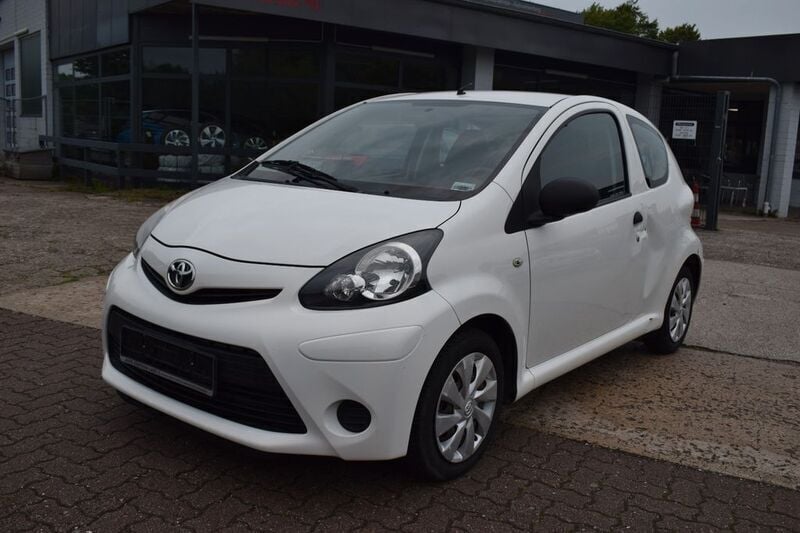 Gebraucht Toyota Aygo Basis 68 PS (50 kW) 2012 Weiß Kleinwagen