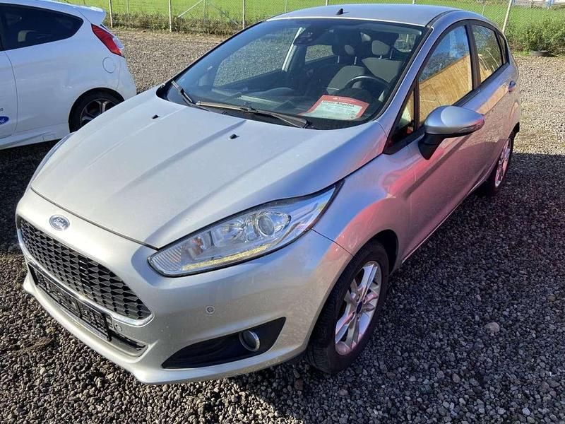 Polar silber met. Gebraucht 2016 Ford Fiesta Celebration Kleinwagen | 9.490 € (Teuer) - Bild 1/4