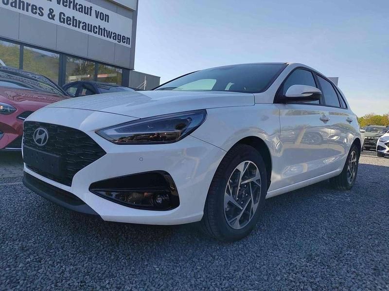 Weiß Neu 2025 Hyundai i30 Limousine | 25.035 € (Guter Preis) - Bild 1/4