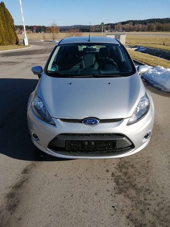 Grau Gebraucht 2012 Ford Fiesta Trend Limousine | 2.950 € (Guter Preis) - Bild 1/4