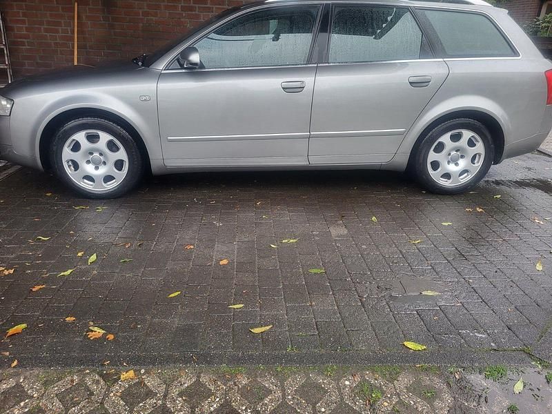 Grau Gebraucht 2004 Audi A4 Kombi | 2.200 € (Fairer Preis) - Bild 1/4