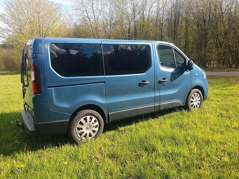 Second-hand Renault Trafic 130 CP (95 kW) 2017 Albastru Monovolum