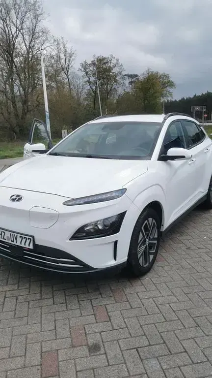 Gebraucht Hyundai Kona 100 kW (136 PS) 2021 Weiß SUV