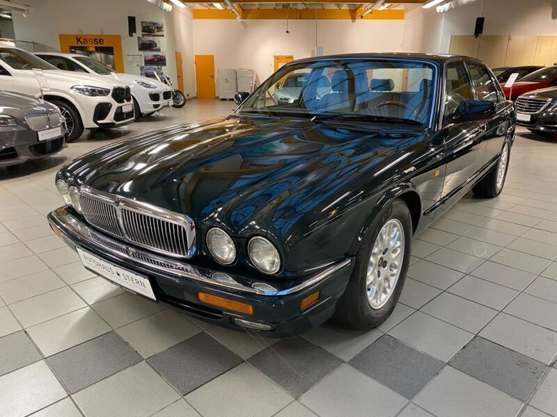 Grün Gebraucht 1996 Jaguar X300 Limousine | 17.990 € - Bild 1/4