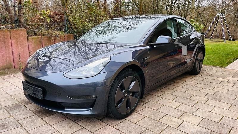 Grau Gebraucht 2023 Tesla Model 3 Long Range RWD Limousine | 30.940 € (Fairer Preis) - Bild 1/4