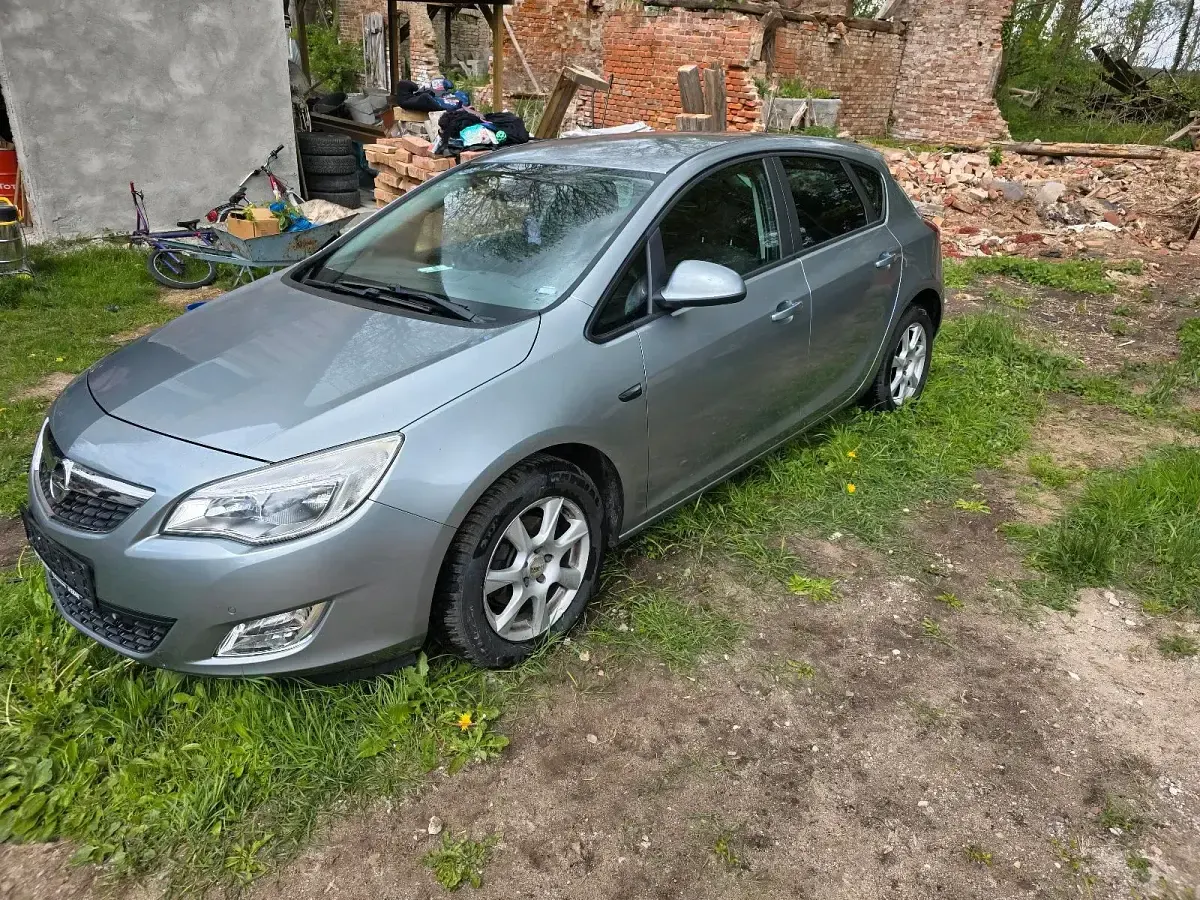 Usado Opel Astra 100 HP (73 kW) 2011 Sedan