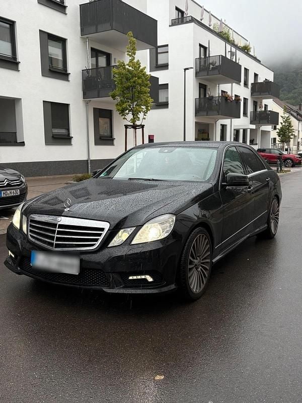 Gebraucht Mercedes E220 170 PS (125 kW) 2011 Schwarz Limousine