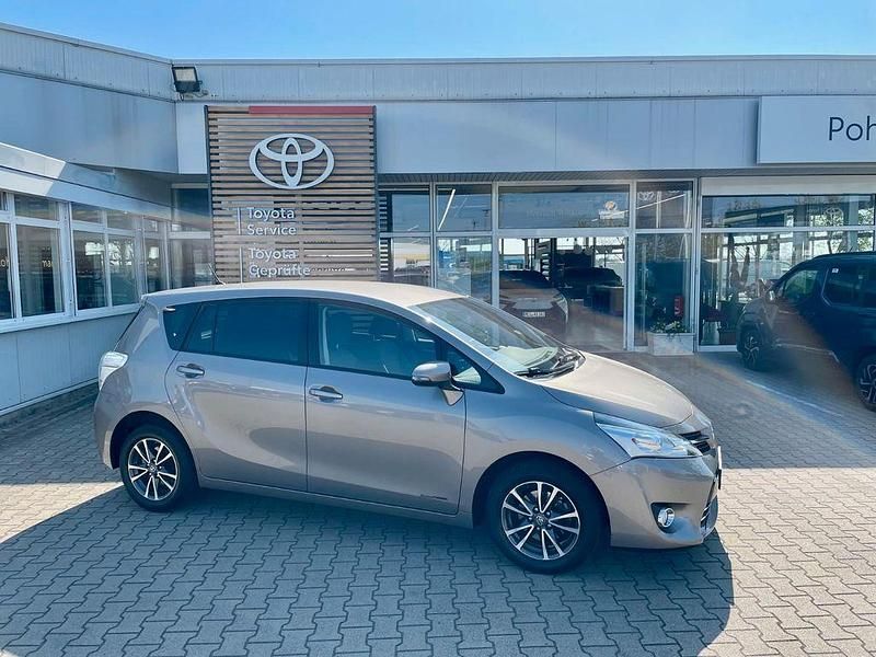 Gebraucht Toyota Verso Comfort 147 PS (108 kW) 2015 Silber Van / Kleinbus