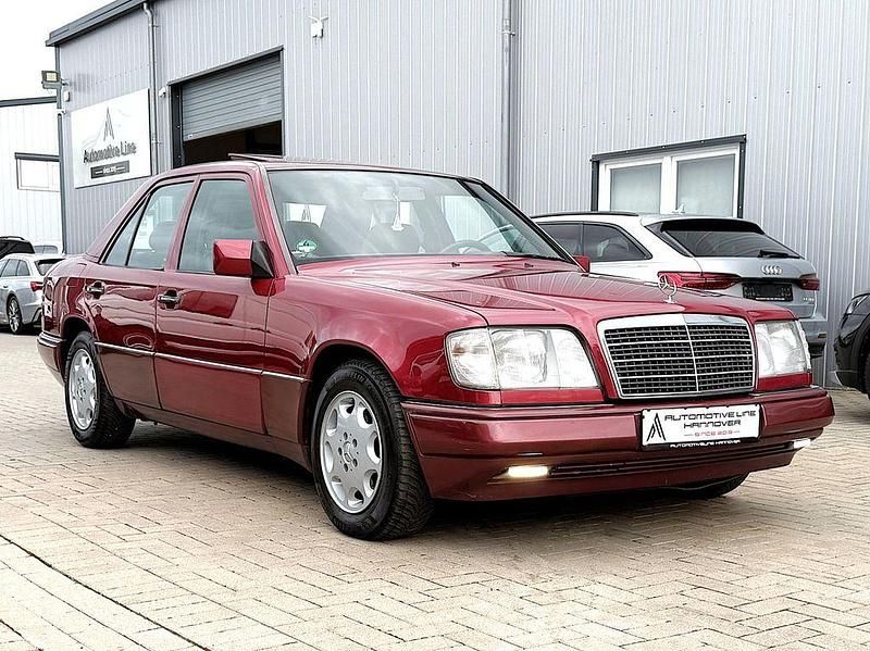 Gebraucht Mercedes E220 150 PS (110 kW) 1994 Rot Limousine