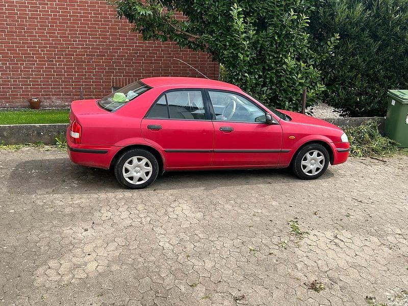 Rot Gebraucht 1998 Mazda 323 Limousine | 900 € (Superpreis) - Bild 1/4