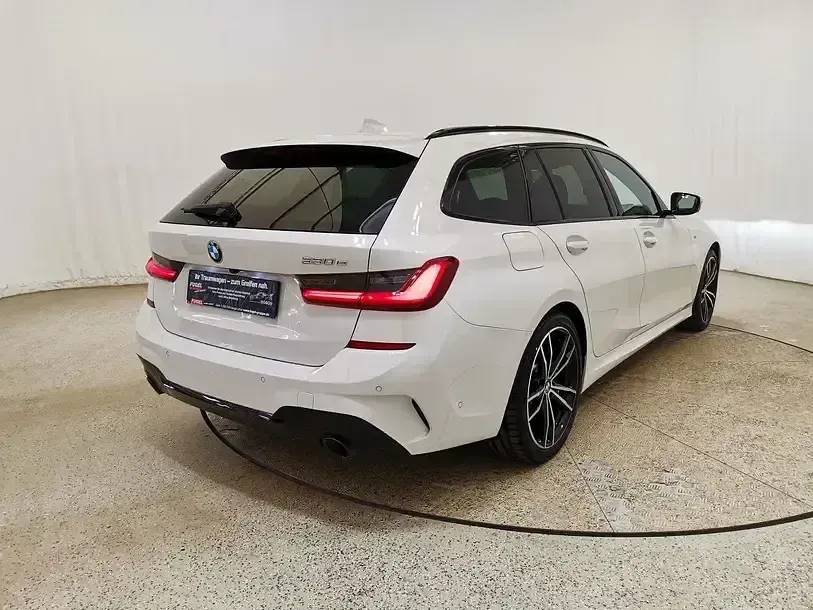 Gebraucht BMW 330e M Sport 292 PS (214 kW) 2021 Alpinweiss iii Kombi