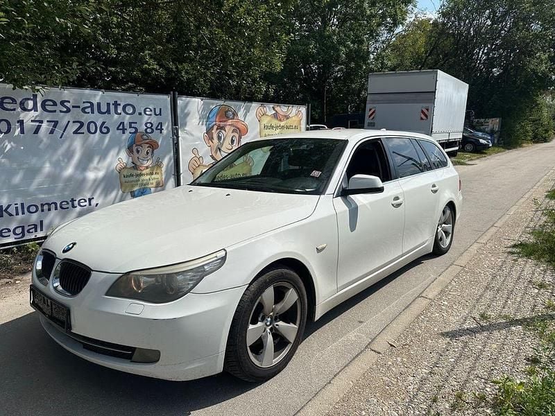 Weiß Gebraucht 2009 BMW 525 Sport Line Kombi | 1.799 € - Bild 1/4
