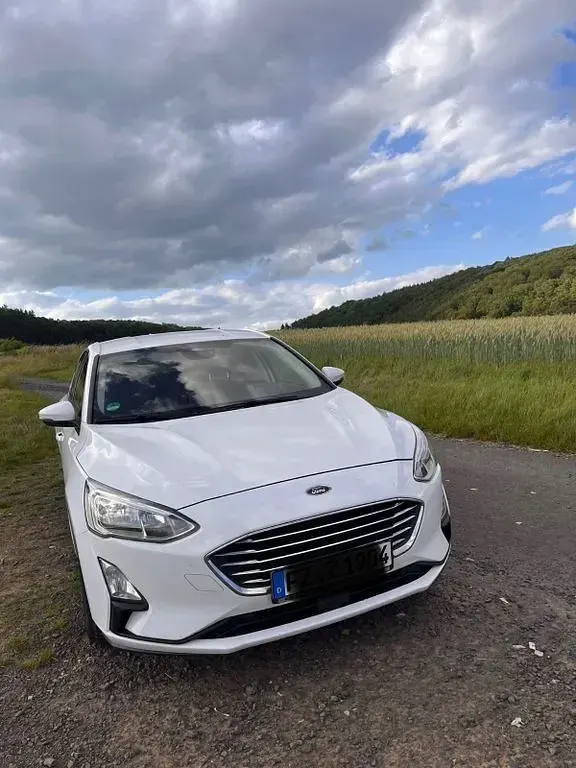 Gebraucht Ford Focus Cool & Connect 125 PS (91 kW) 2019 Weiß Limousine