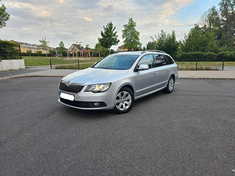 Silber Gebraucht 2013 Skoda Superb Kombi | 7.400 € (Superpreis) - Bild 1/4