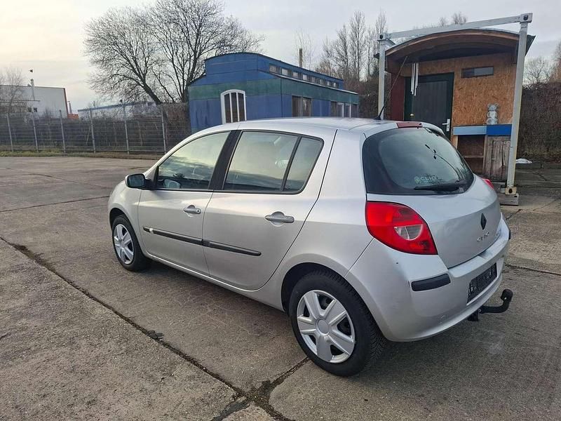 Gebraucht Renault Clio II Dynamique 111 PS (81 kW) 2006 Platingrau Kleinwagen