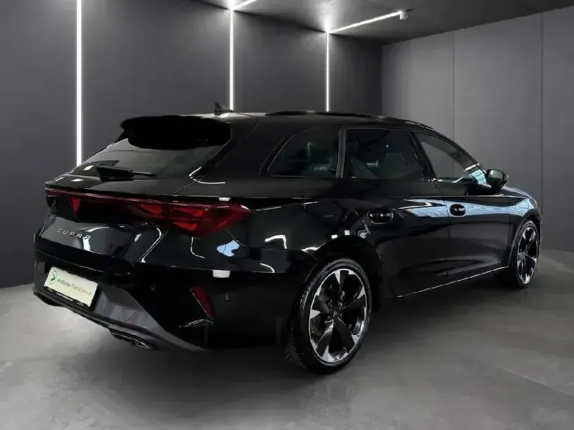 Używany Cupra Leon 150 KM (110 kW) 2024 Czarny Sedan/Limuzyna