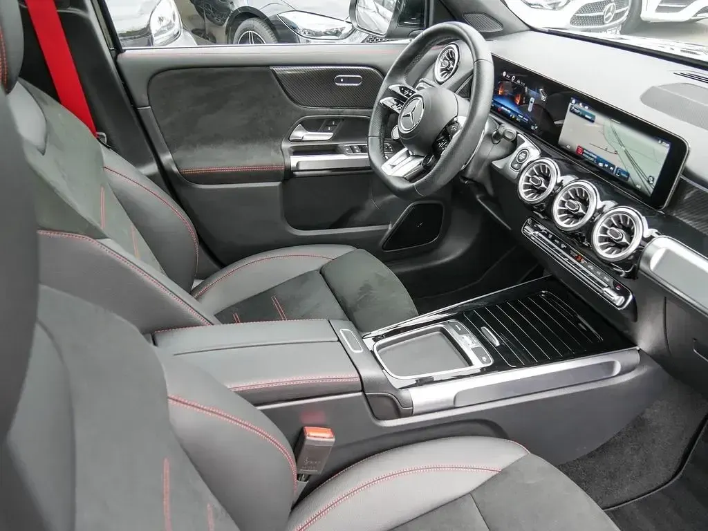 Second-hand Mercedes GLB35 AMG 306 CP (225 kW) 2024 Negru SUV