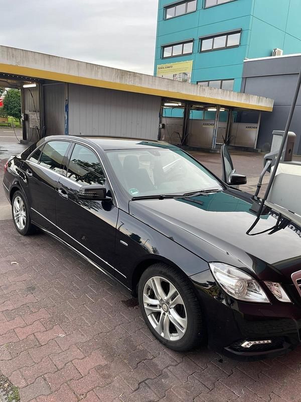 Gebraucht Mercedes E200 184 PS (135 kW) 2010 Schwarz Limousine