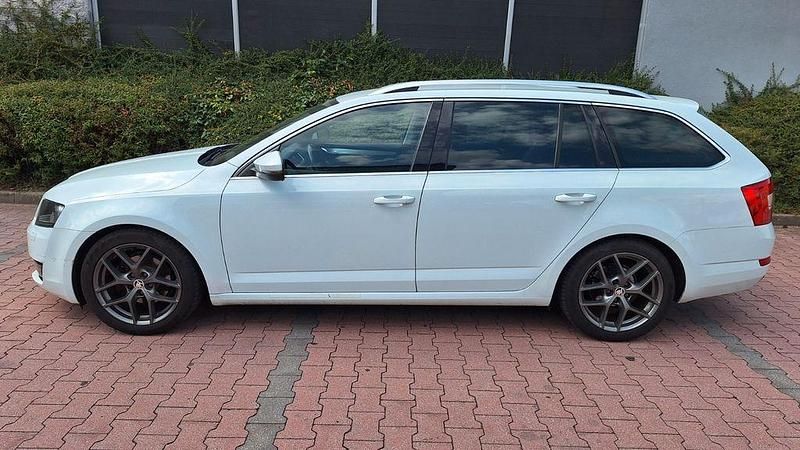Weiß Gebraucht 2016 Skoda Octavia Style Kombi | 9.990 € (Superpreis) - Bild 1/4