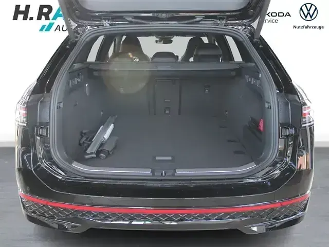 Gebraucht VW Passat R-line 150 PS (110 kW) 2026 Schwarz Kombi