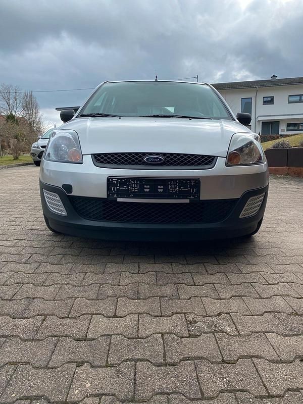 Gebraucht Ford Fiesta 70 PS (51 kW) 2006 Silber Kleinwagen