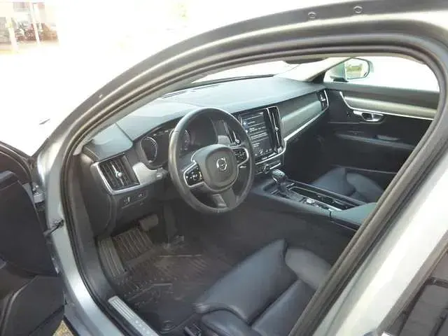 Gebraucht Volvo S90 Momentum 250 PS (183 kW) 2018 Electric silver / metallic Limousine
