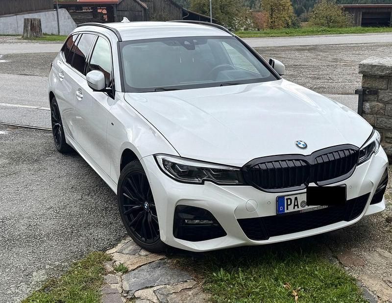 Weiß Gebraucht 2021 BMW 320e M Sport Kombi | 31.900 € (Etwas zu teuer) - Bild 1/2