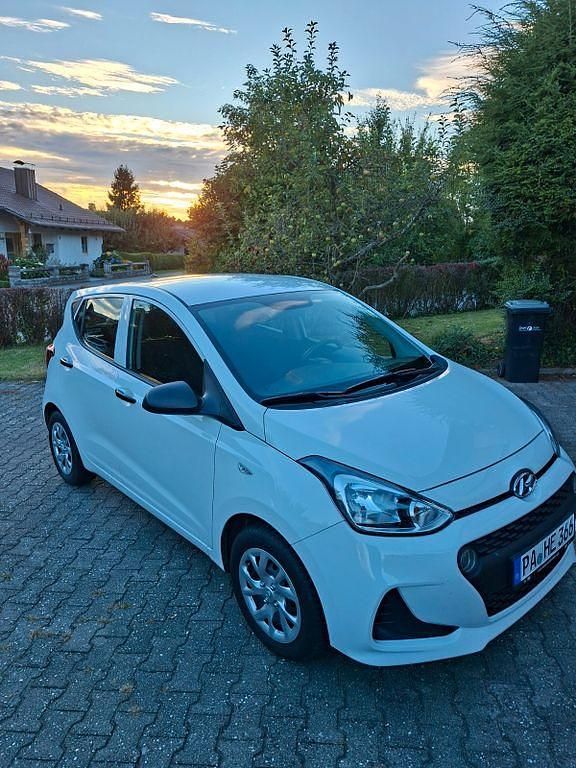 Weiß Gebraucht 2017 Hyundai i10 Kleinwagen | 7.900 € (Fairer Preis) - Bild 1/4