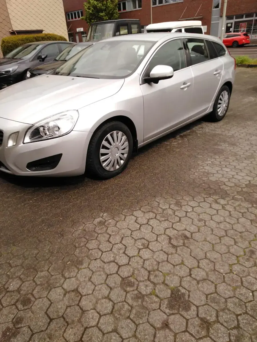 Używany Volvo V60 163 KM (119 kW) 2012 Srebrny Kombi