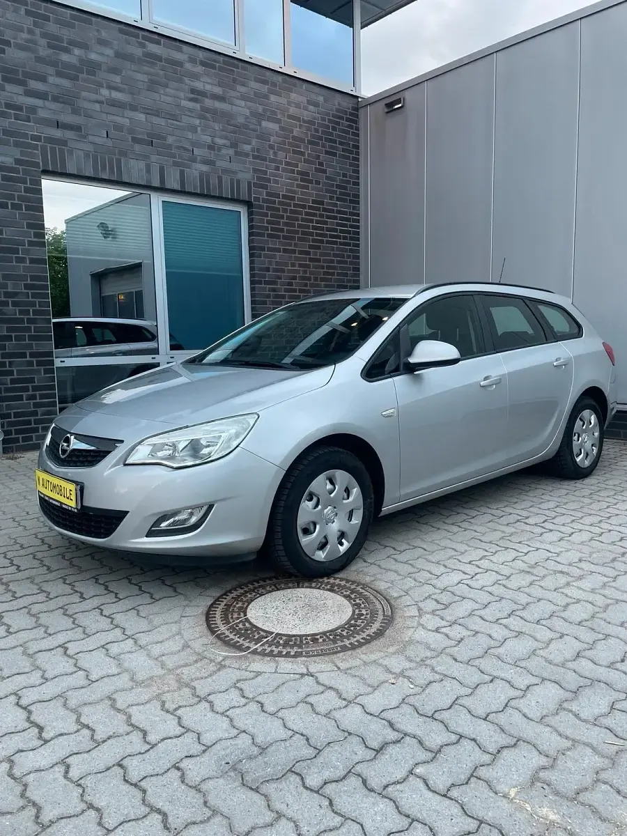 Gebraucht Opel Astra 101 PS (74 kW) 2011 Silber Kombi