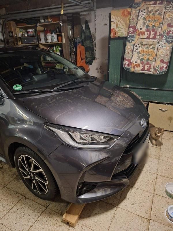 Grau Gebraucht 2023 Toyota Yaris Hybrid Limousine | 17.900 € (Superpreis) - Bild 1/4