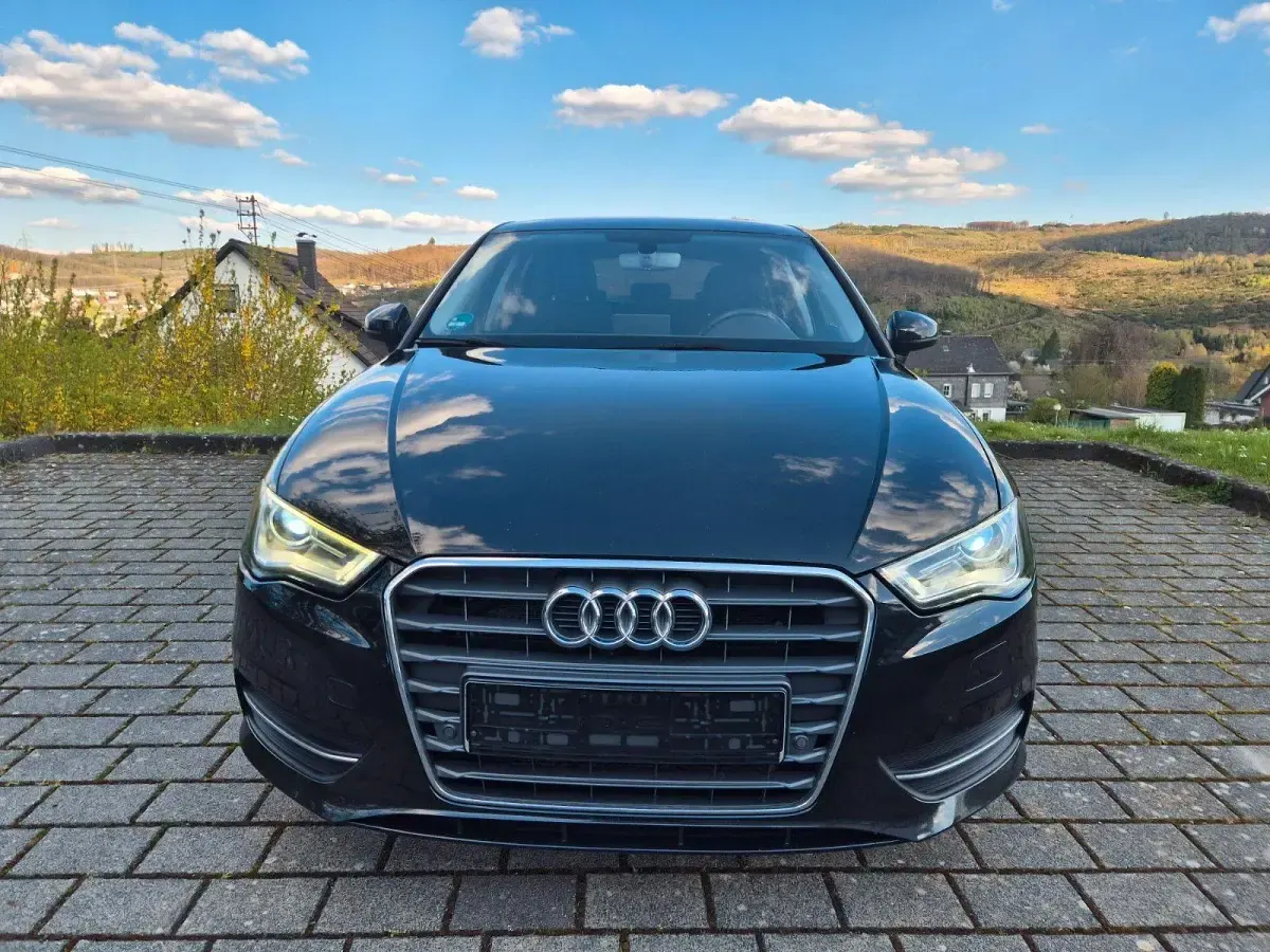Käytetty Audi A3 Attraction 150 HP (110 kW) 2016 Musta Sedan