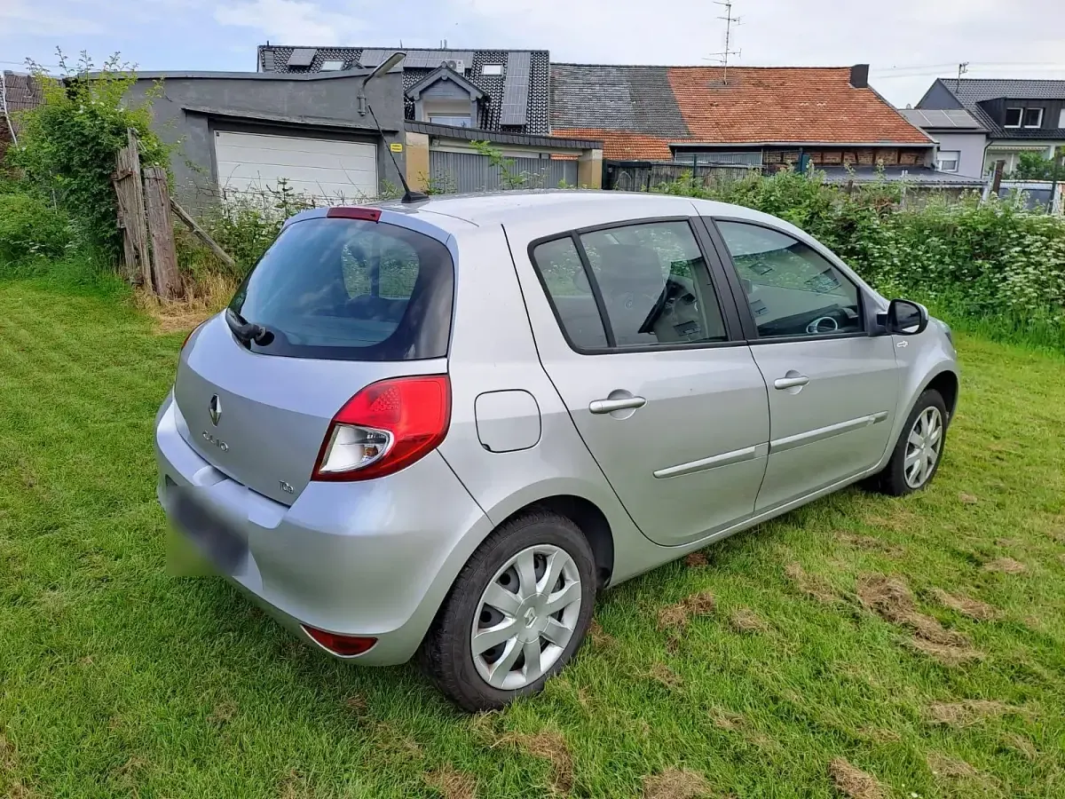 Gebraucht Renault Clio III 103 PS (75 kW) 2012 Silber Kleinwagen