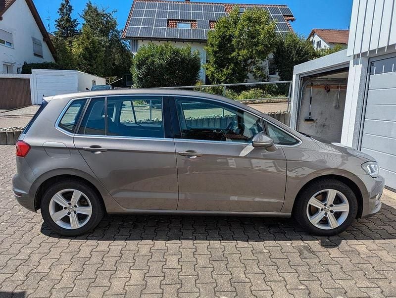 Grau Gebraucht 2017 VW Golf Sportsvan Highline Van / Kleinbus | 12.300 € (Superpreis) - Bild 1/4