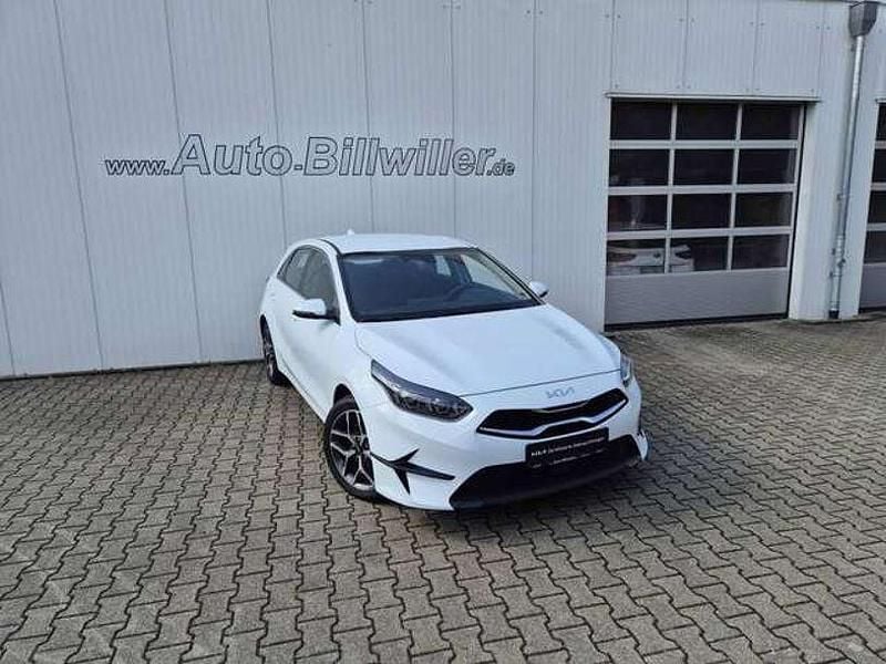 Carraraweiß Gebraucht 2024 Kia Ceed Spirit Limousine | 23.300 € (Superpreis) - Bild 1/4