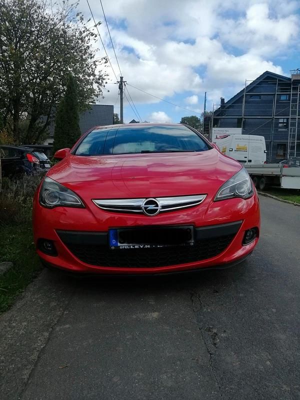 Rot Gebraucht 2012 Opel Astra GTC Coupé | 5.900 € (Fairer Preis) - Bild 1/4