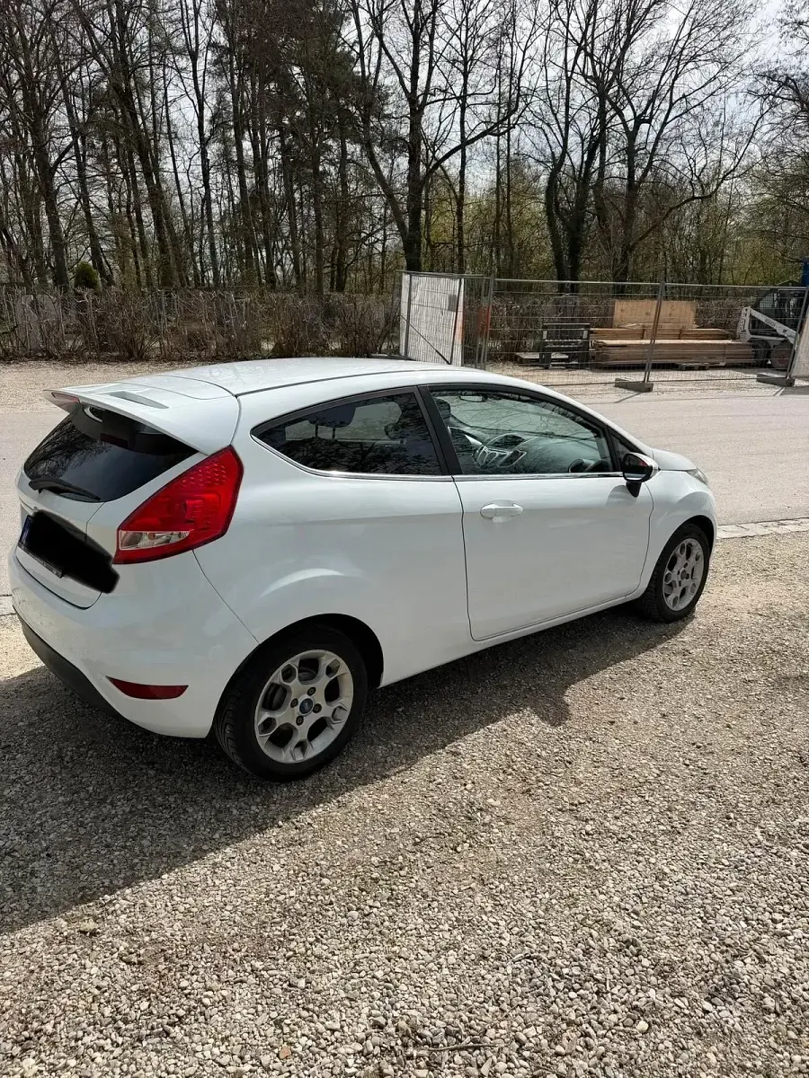 Gebraucht Ford Fiesta 95 PS (69 kW) 2012 Weiß Coupé